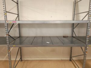 Lot de 4 racks métalliques gris avec tablettes – L7,79 m