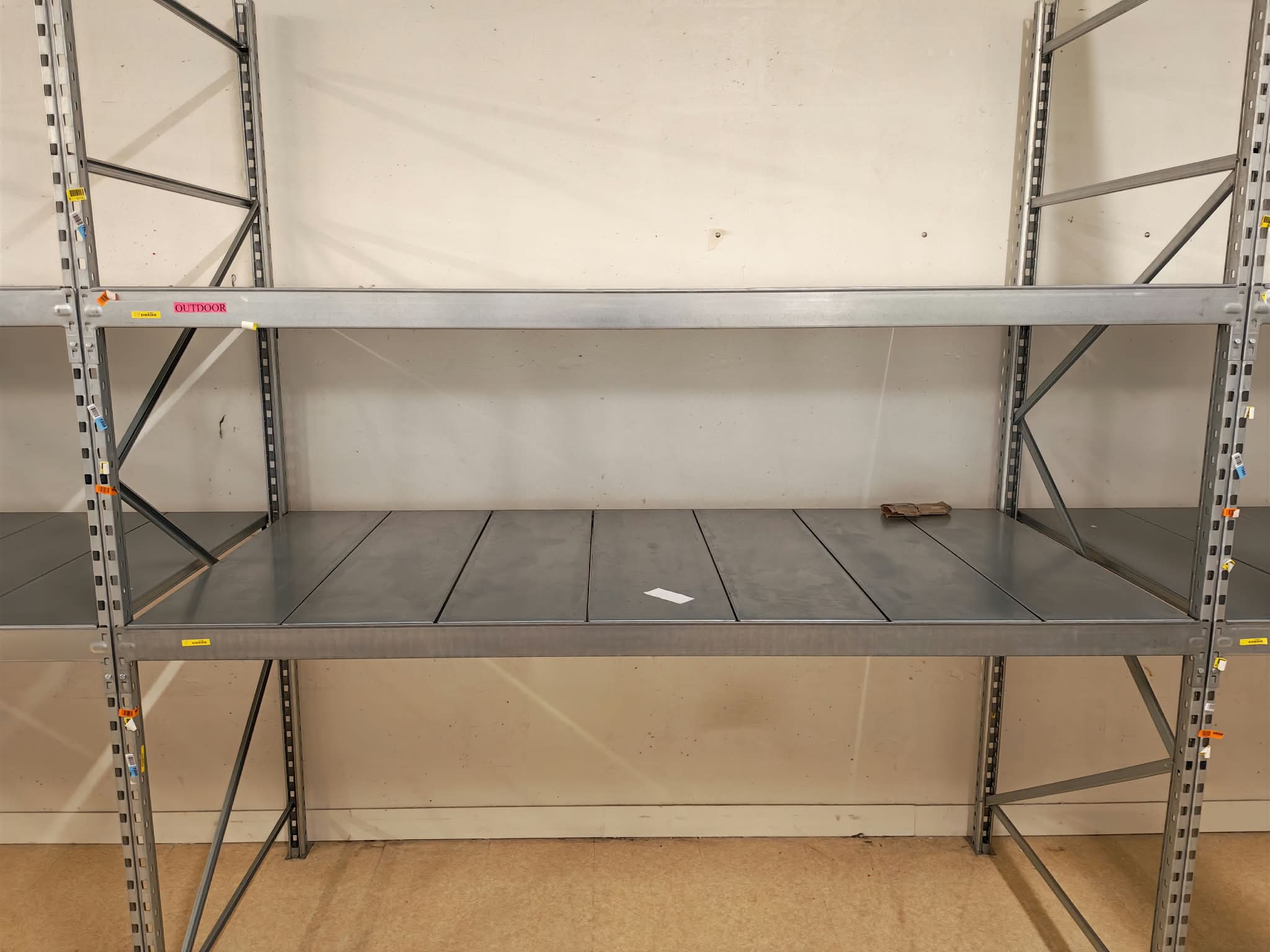 Lot de 4 racks métalliques gris avec tablettes – L7,79 m