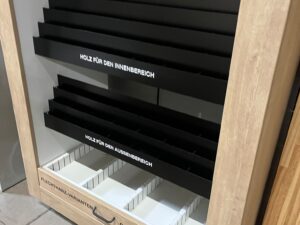 Meuble de présentation sur roulettes avec tiroir – H220 cm
