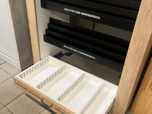 Meuble de présentation sur roulettes avec tiroir – H220 cm