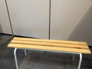 Banc en bois avec pieds métalliques gris – L120 cm
