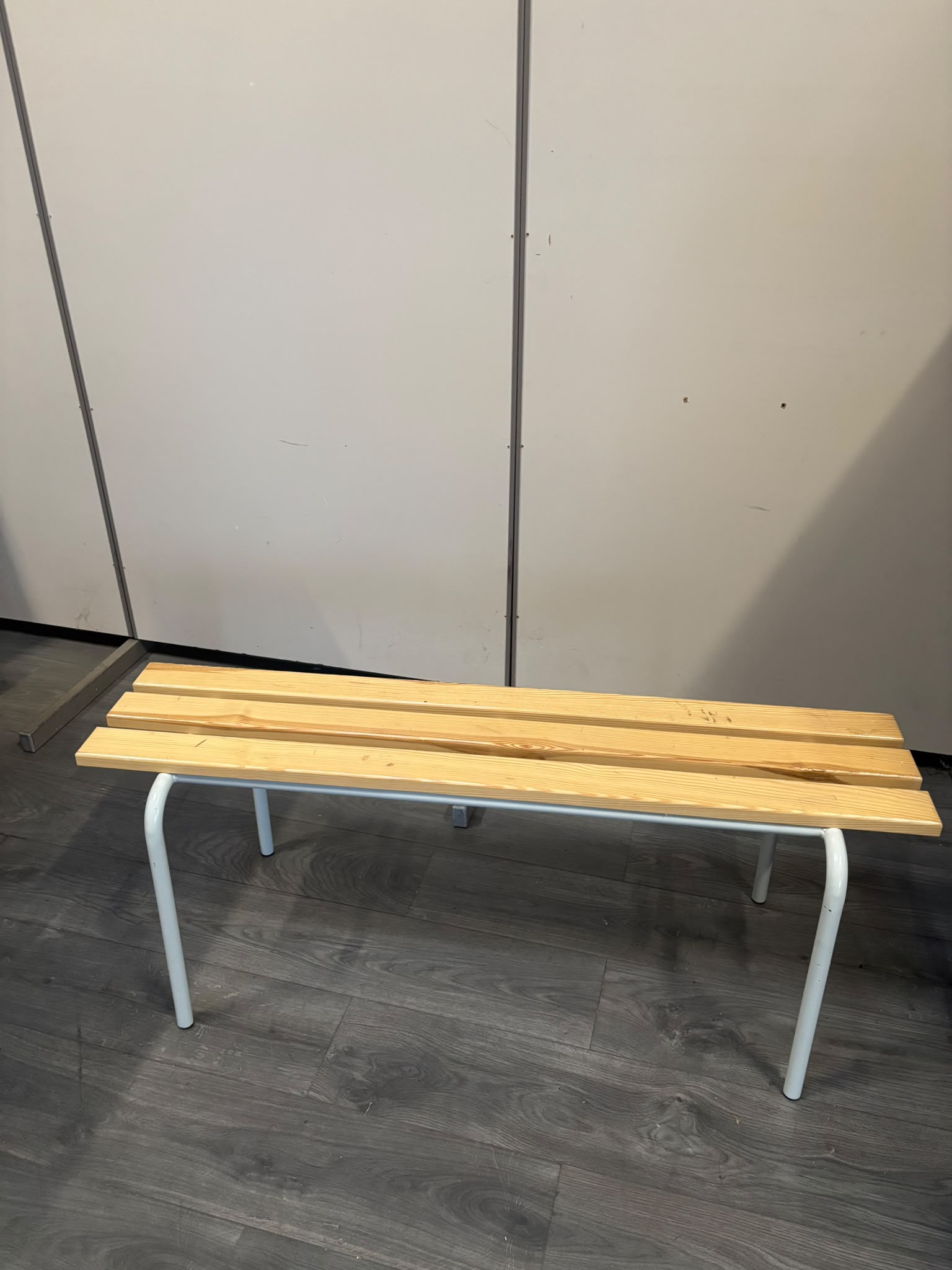 Banc en bois avec pieds métalliques gris – L120 cm