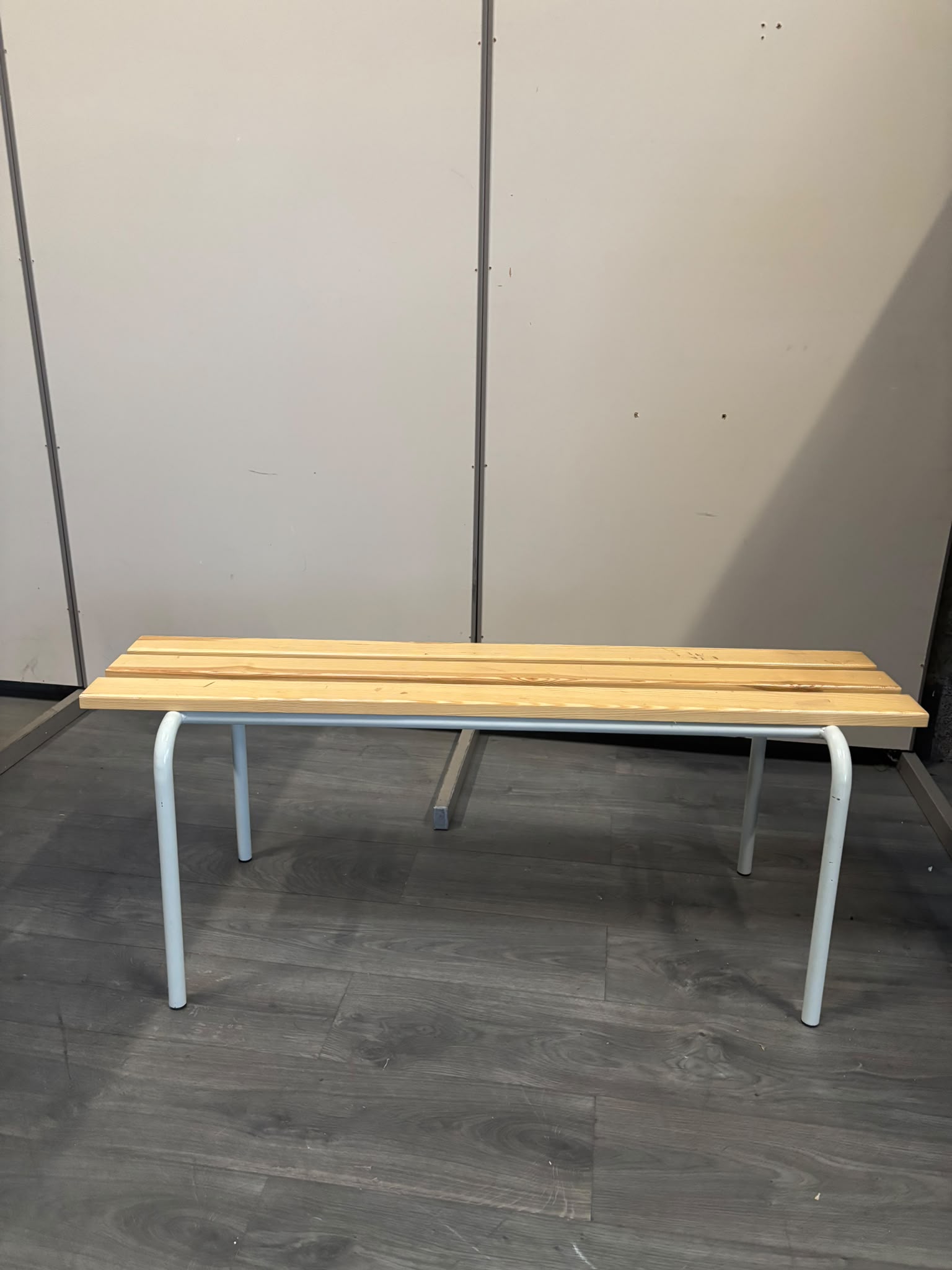 Banc en bois avec pieds métalliques gris – L120 cm