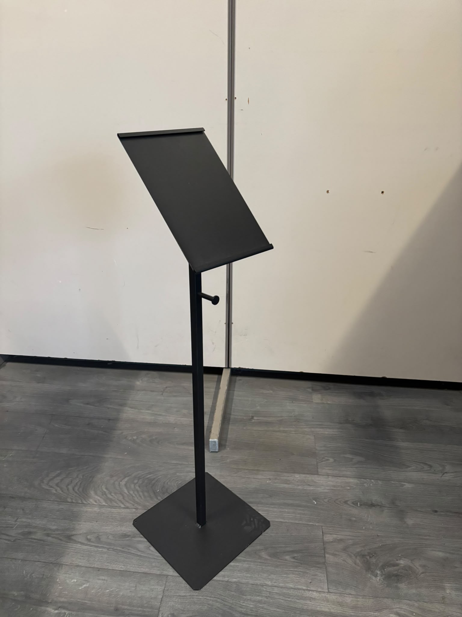 Pupitre de présentation métallique noir – H102 cm