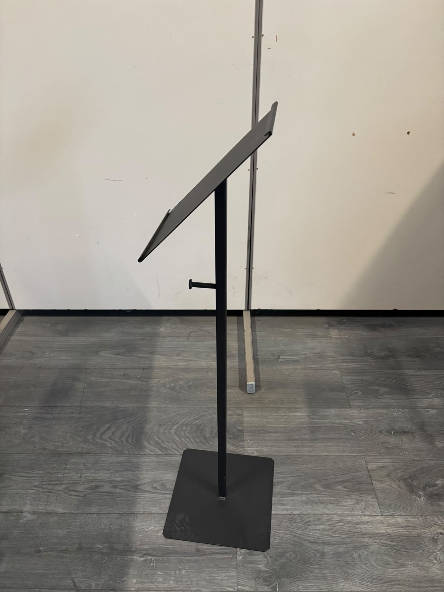 Pupitre de présentation métallique noir – H102 cm