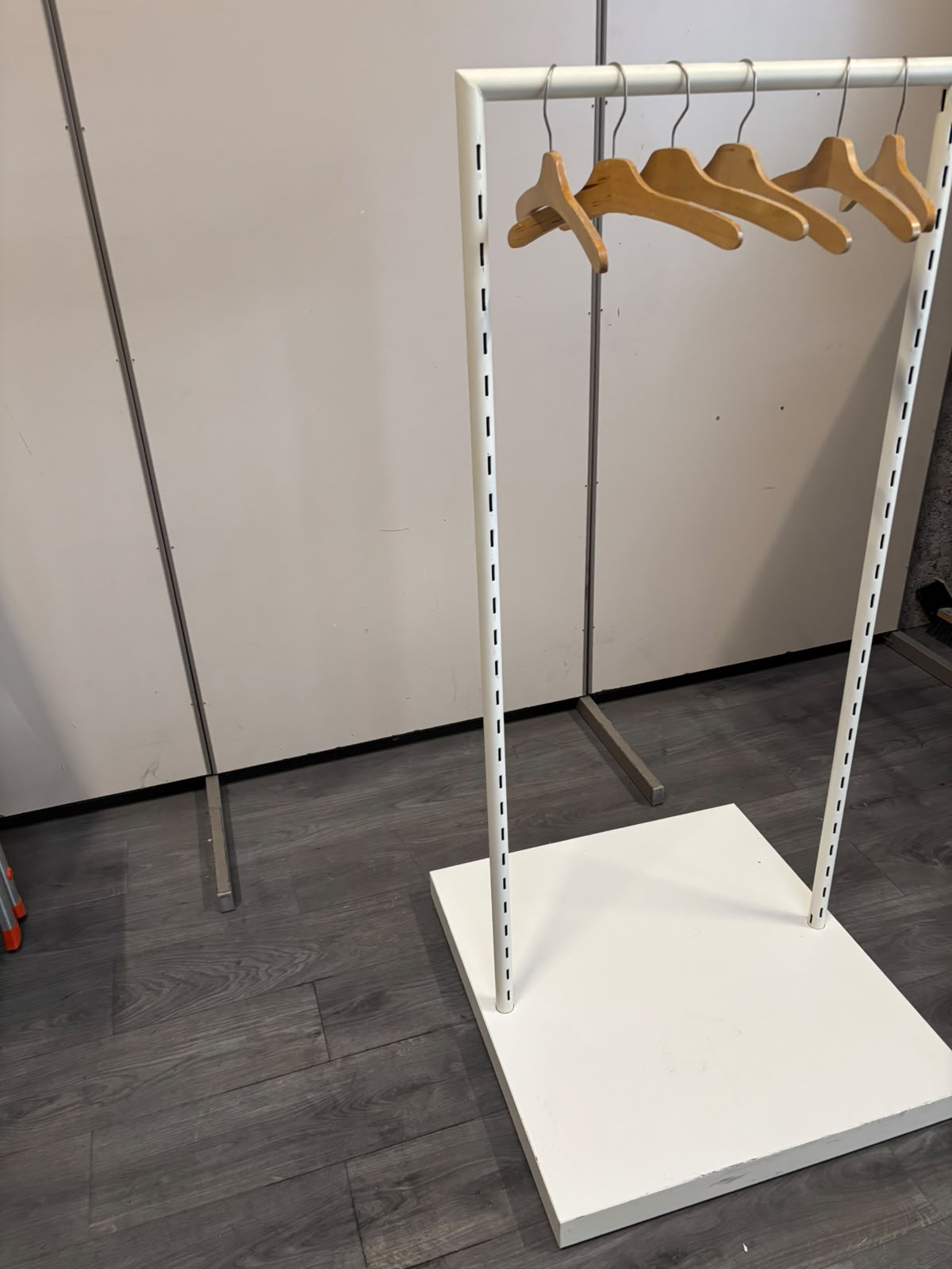 Portant à vêtements métallique blanc – H149,5 cm