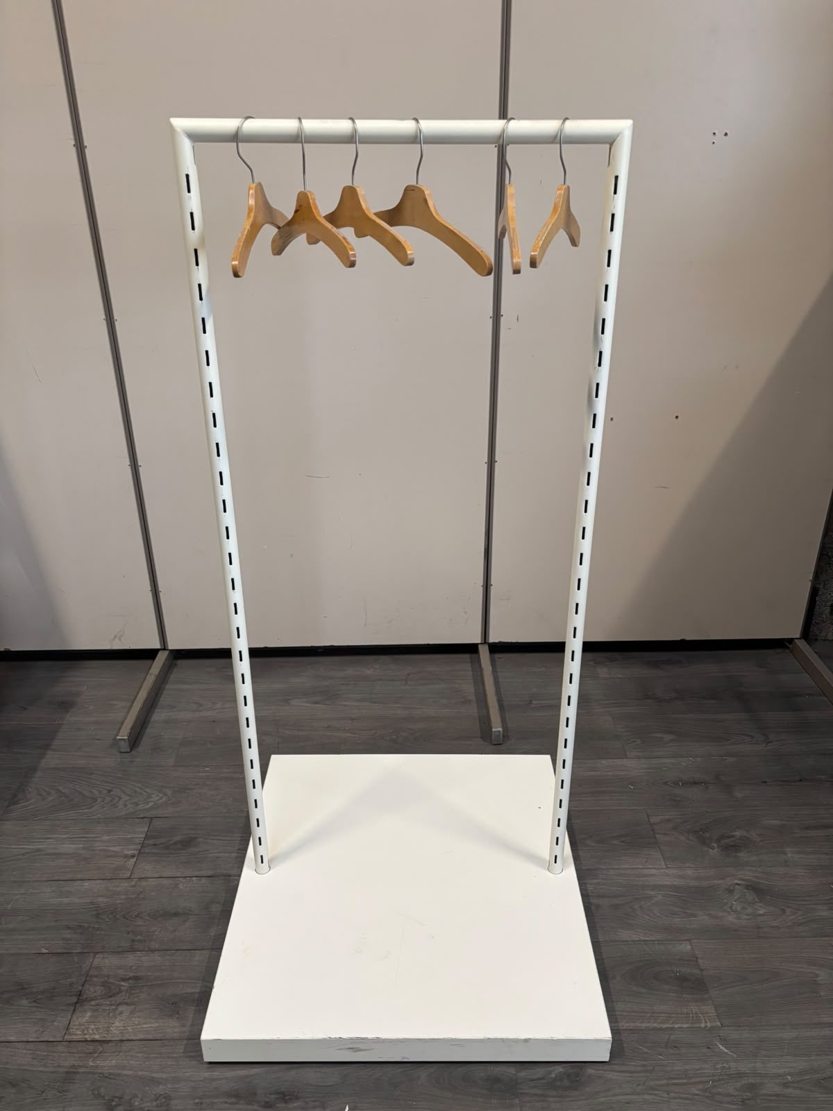 Portant à vêtements métallique blanc – H149,5 cm