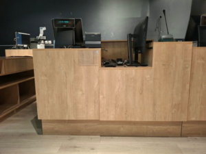 Comptoir d’accueil en bois avec PMR – L397 cm