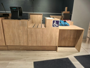Comptoir d’accueil en bois avec PMR – L397 cm