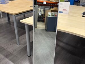 Miroir avec contour métallique blanc – H116,5 cm