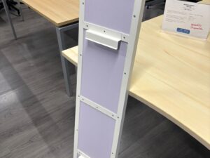 Miroir avec contour métallique blanc – H116,5 cm