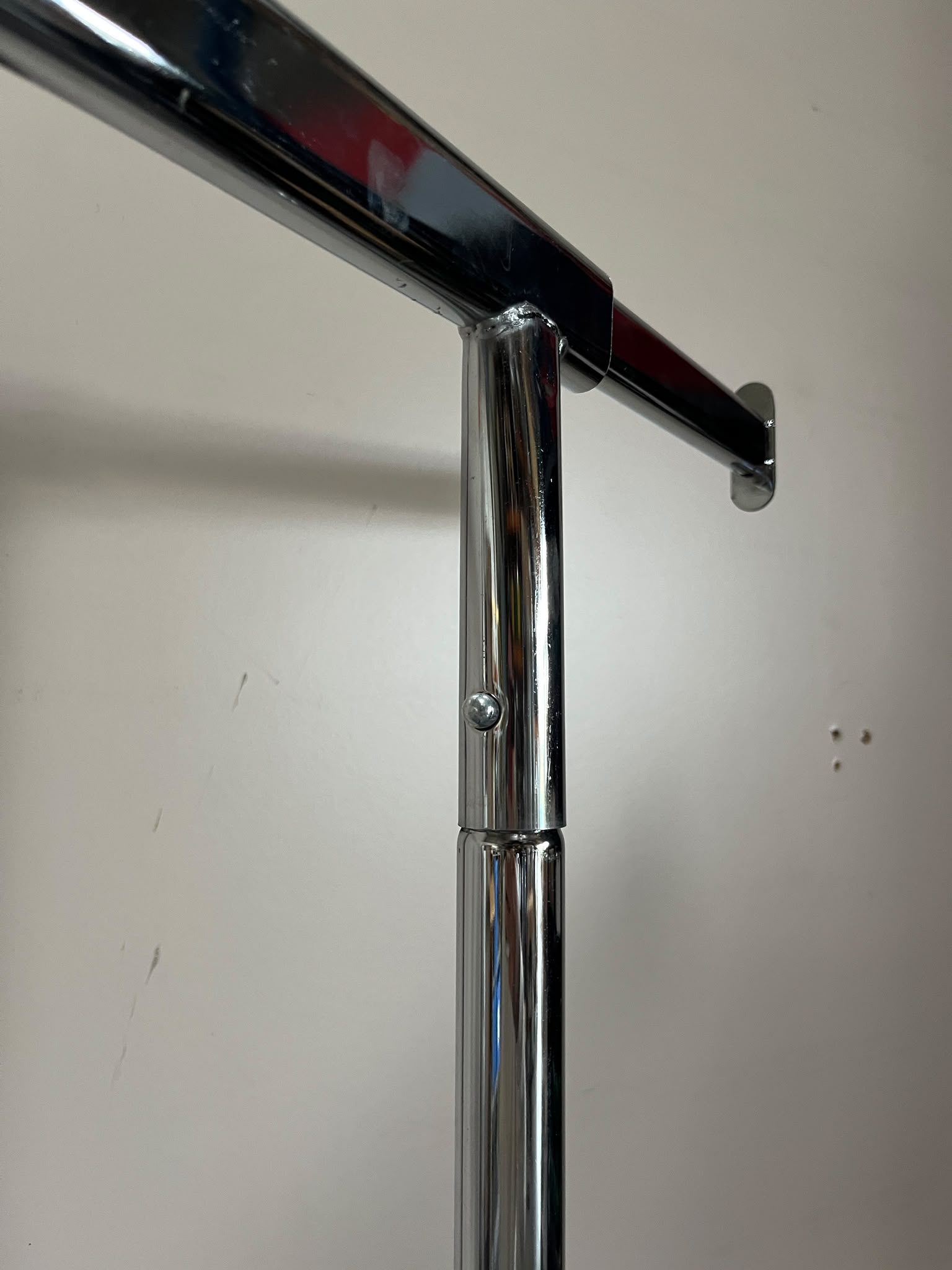Portant gris chromé sur roulettes avec rallonge – H162 cm