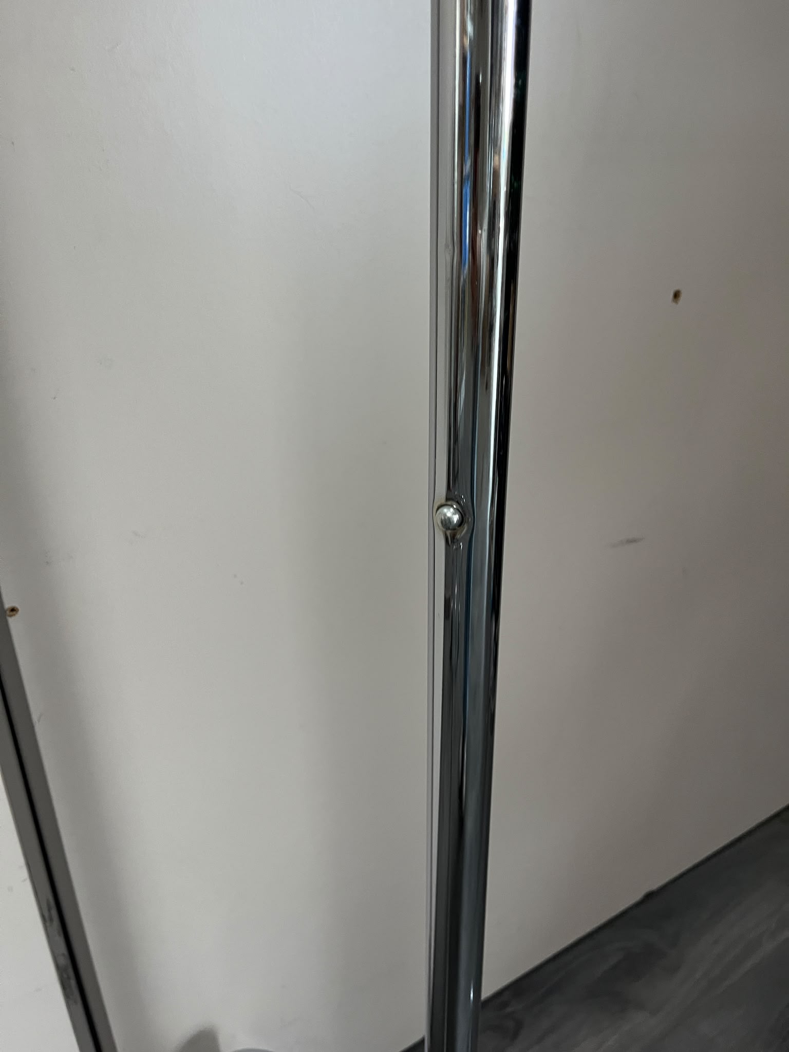 Portant gris chromé sur roulettes avec rallonge – H162 cm