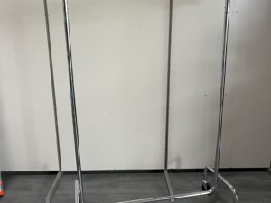 Portant gris chromé sur roulettes avec rallonge – H162 cm