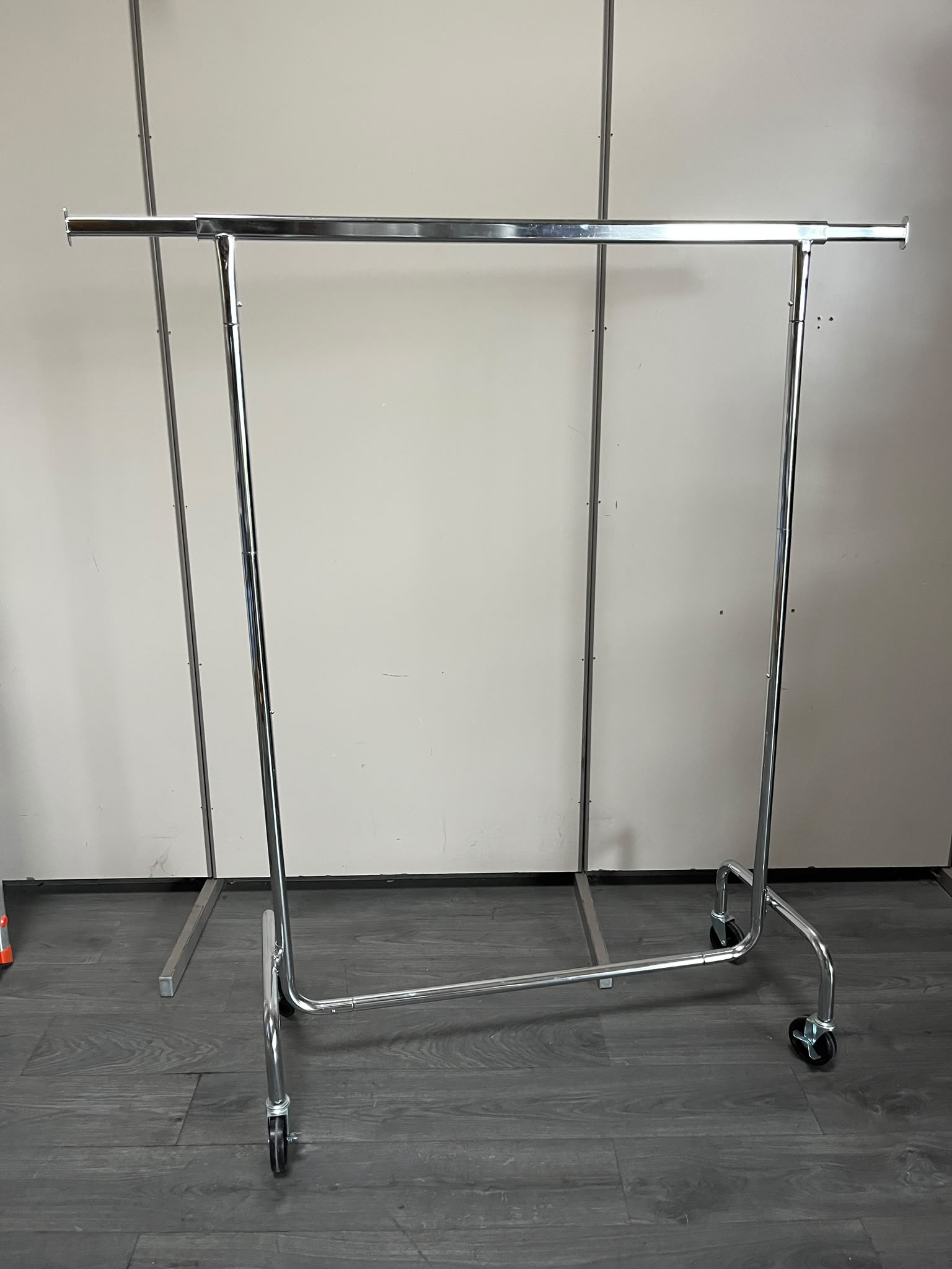 Portant gris chromé sur roulettes avec rallonge – H162 cm