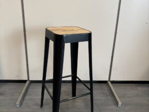 Tabouret industriel en métal noir et bois beige – H79 cm