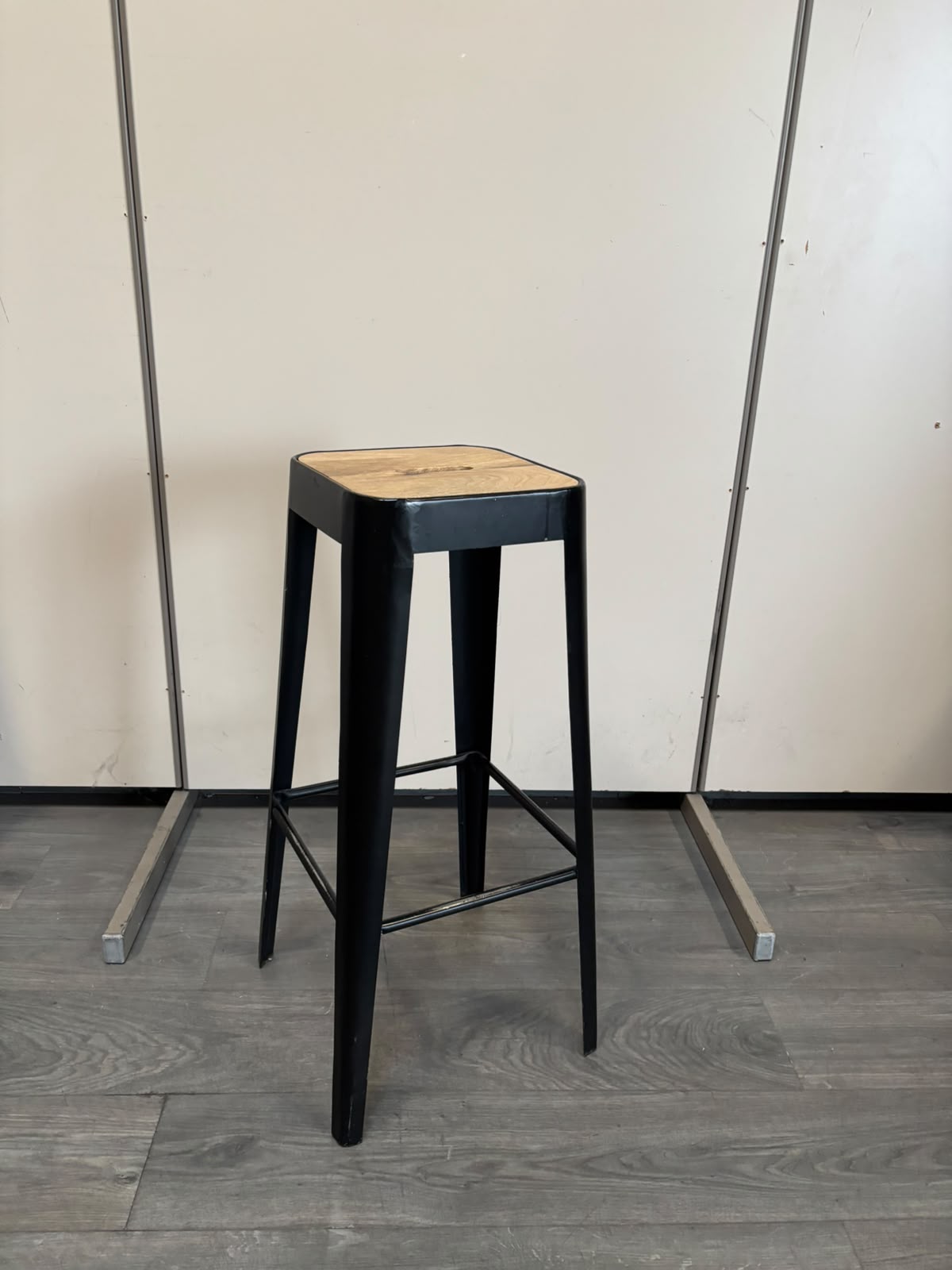 Tabouret industriel en métal noir et bois beige – H79 cm