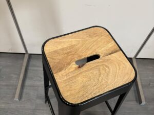 Tabouret industriel en métal noir et bois beige – H79 cm