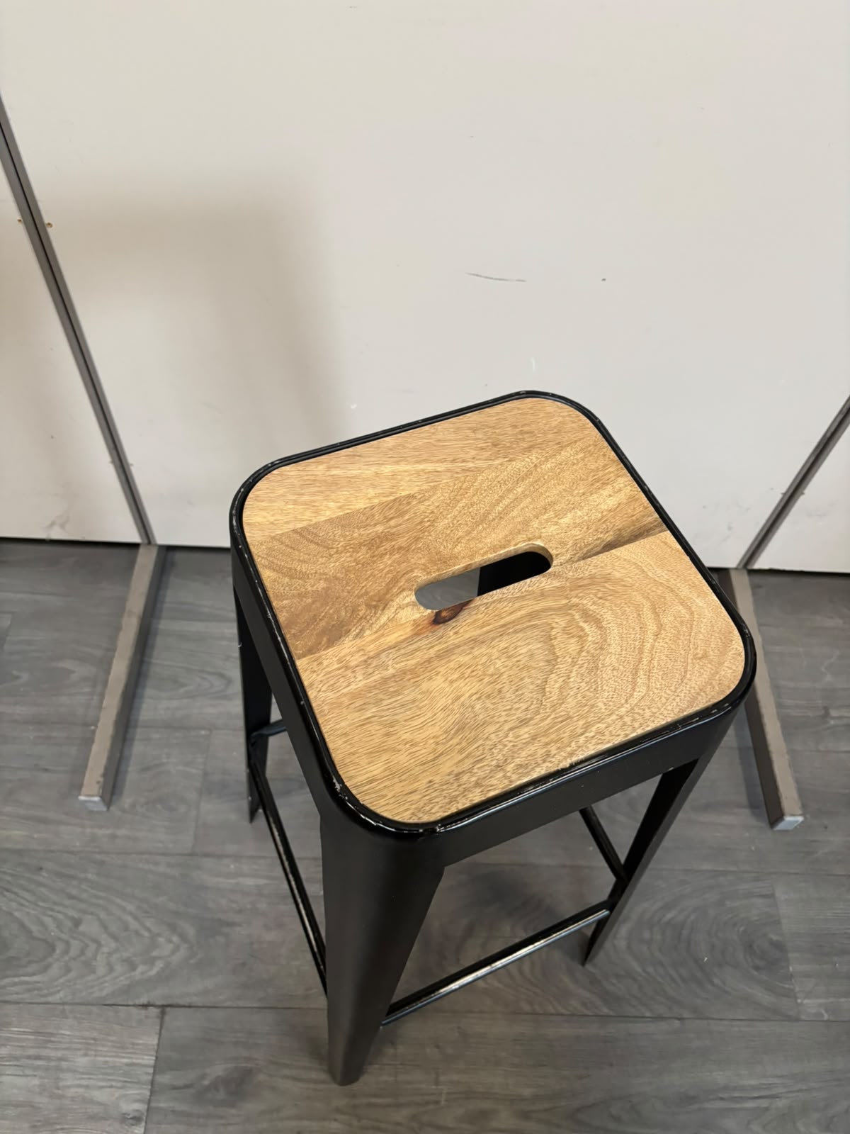 Tabouret industriel en métal noir et bois beige – H79 cm