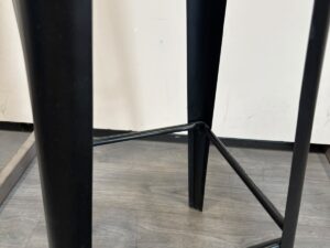 Tabouret industriel en métal noir et bois beige – H79 cm