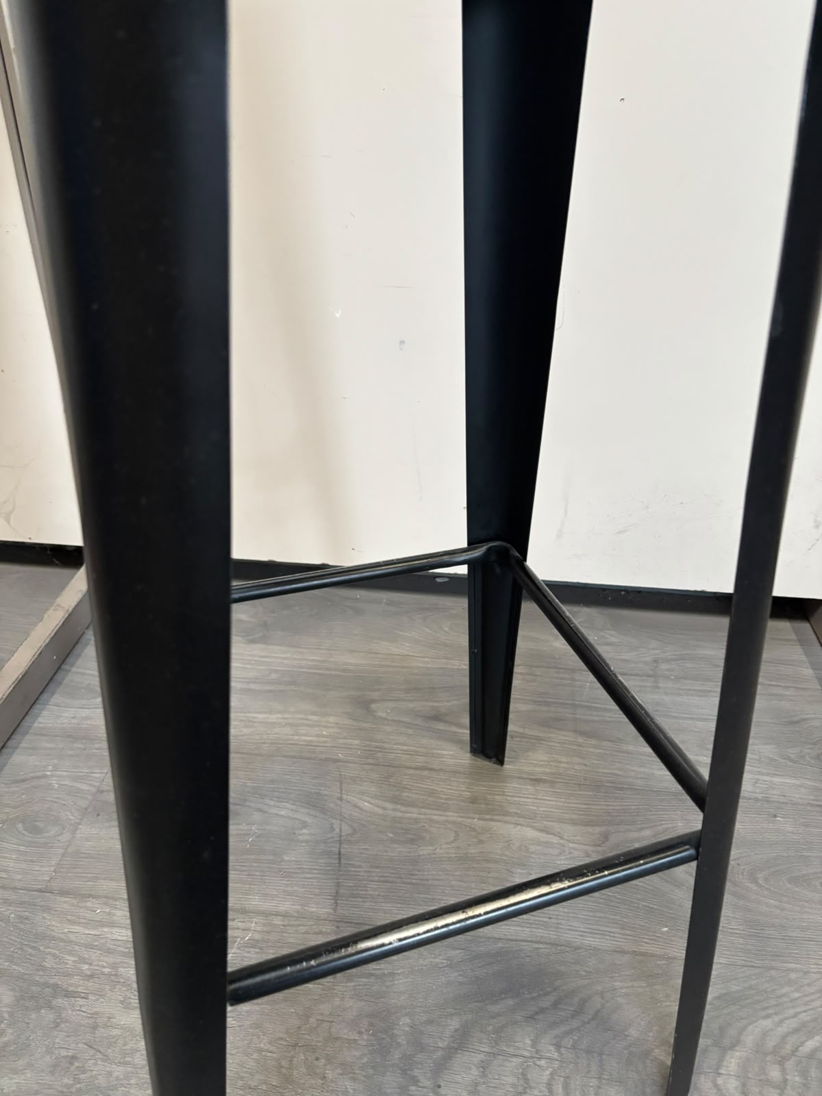 Tabouret industriel en métal noir et bois beige – H79 cm