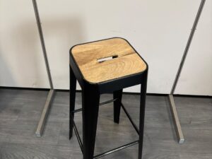 Tabouret industriel en métal noir et bois beige – H79 cm