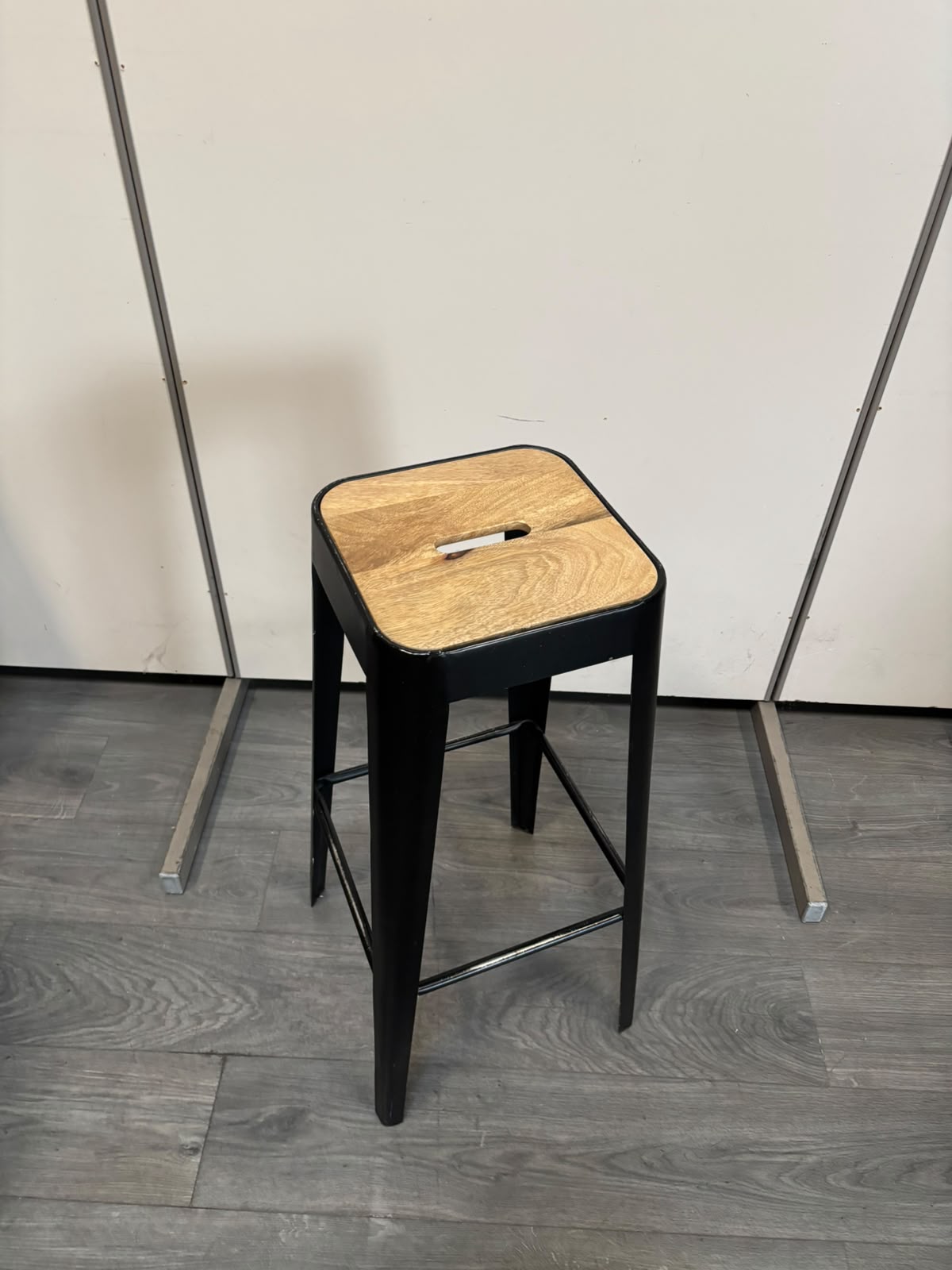 Tabouret industriel en métal noir et bois beige – H79 cm