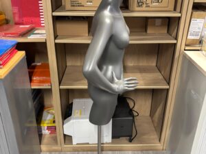 Mannequin buste femme demi-cuisse en fibre de verre – H167 cm