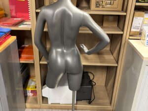 Mannequin buste femme demi-cuisse en fibre de verre – H167 cm