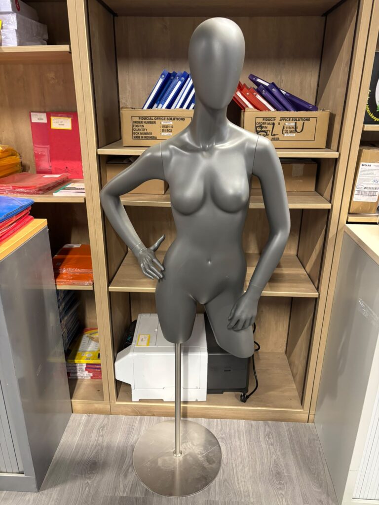 Mannequin buste femme demi-cuisse en fibre de verre – H167 cm