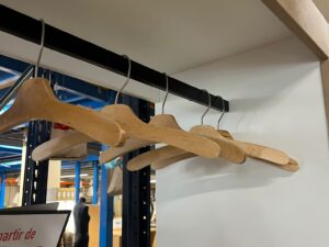 Meuble penderie de présentation sur roulettes – H220 cm