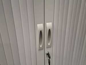 Armoire de bureau mi-haute métallique grise à clé – L102 cm