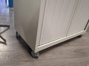 Armoire de bureau mi-haute métallique grise à clé – L102 cm
