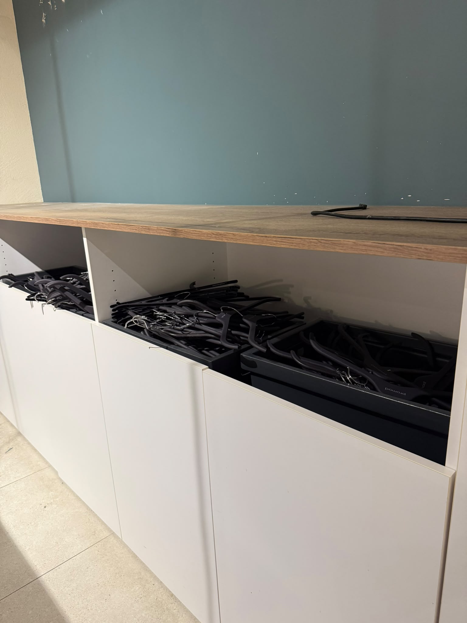 Comptoir de magasin blanc et bois avec module PMR – L3,29 m