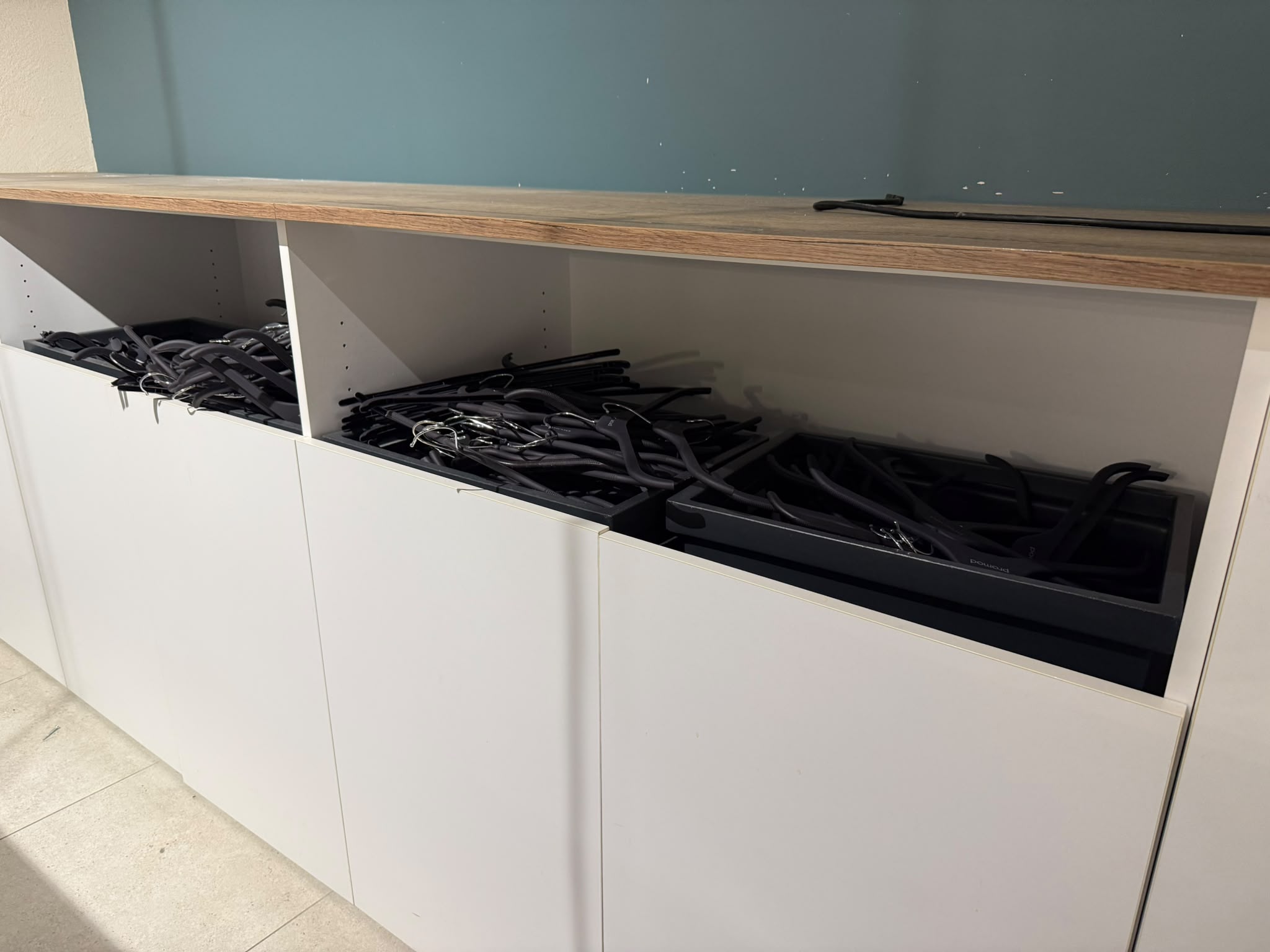 Comptoir de magasin blanc et bois avec module PMR – L3,29 m