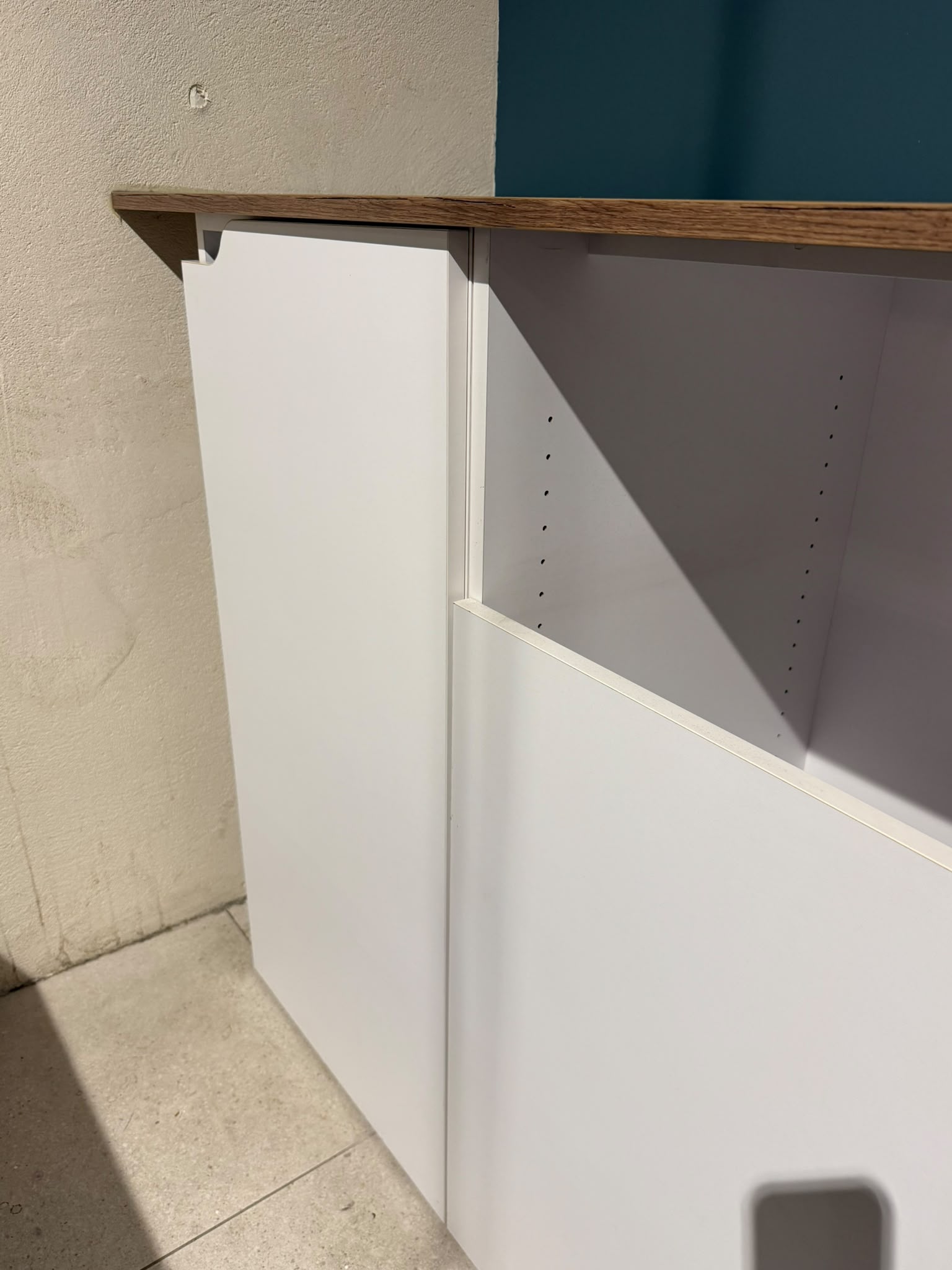 Comptoir de magasin blanc et bois avec module PMR – L3,29 m