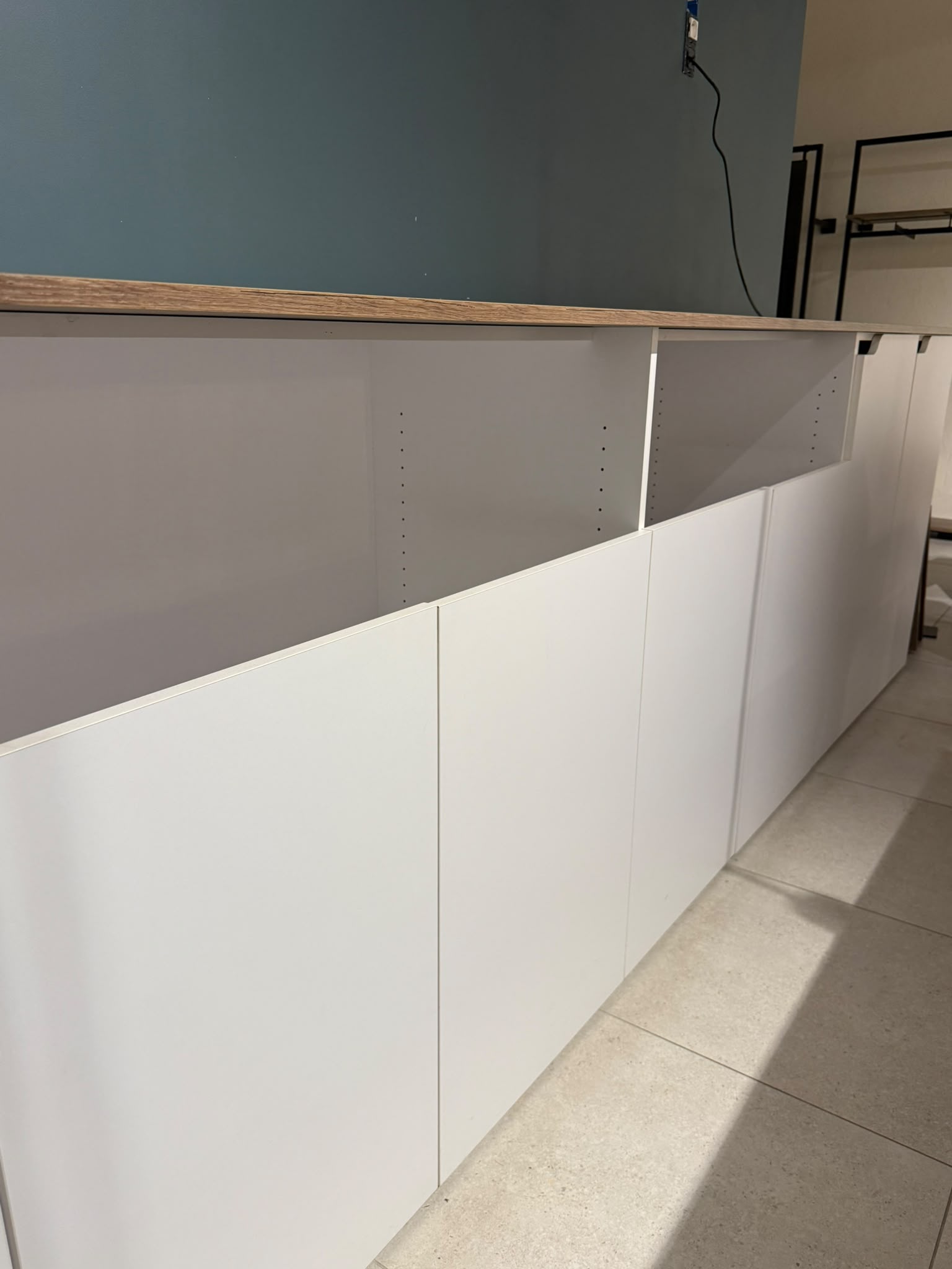 Comptoir de magasin blanc et bois avec module PMR – L3,29 m