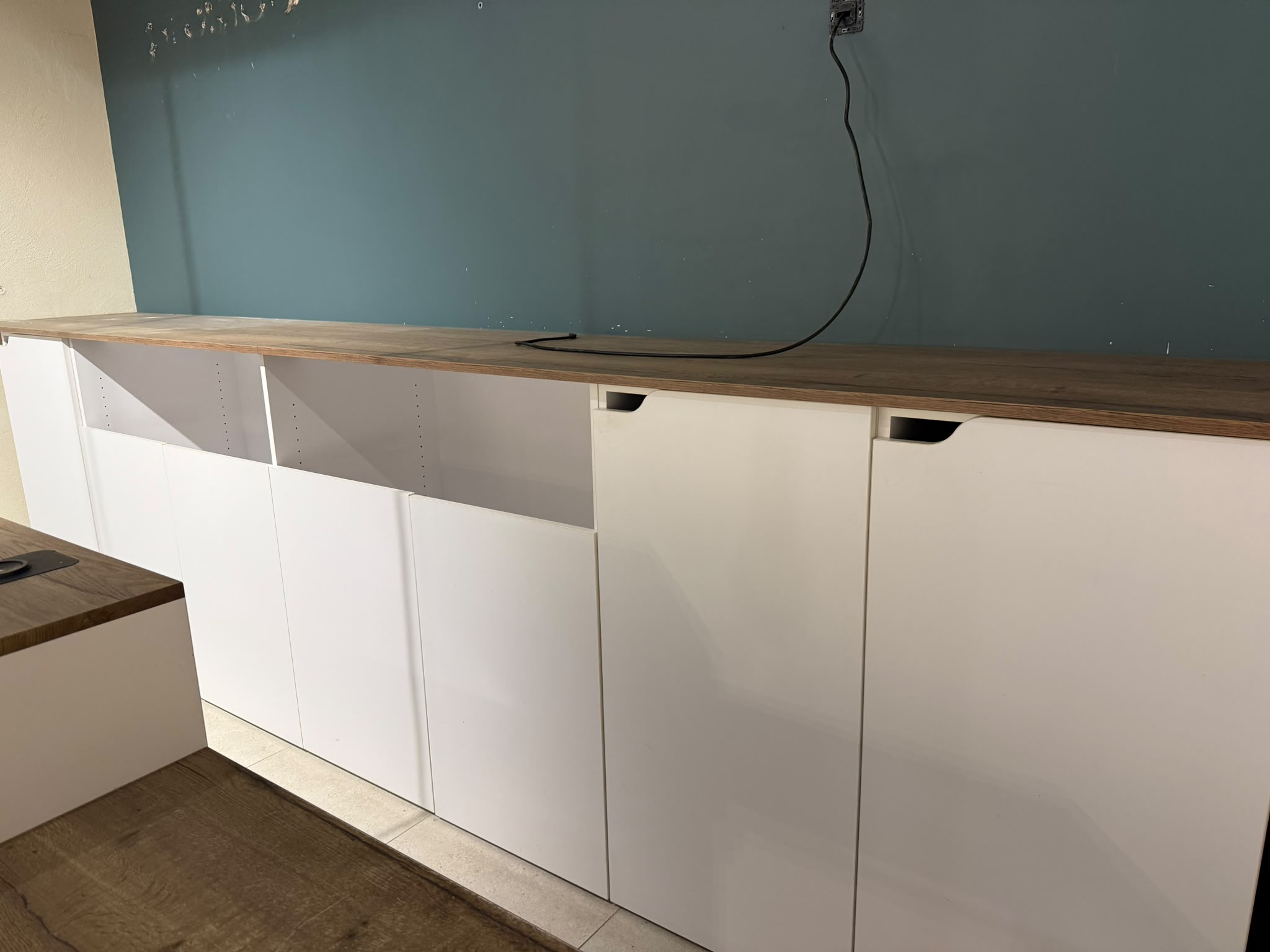 Comptoir de magasin blanc et bois avec module PMR – L3,29 m