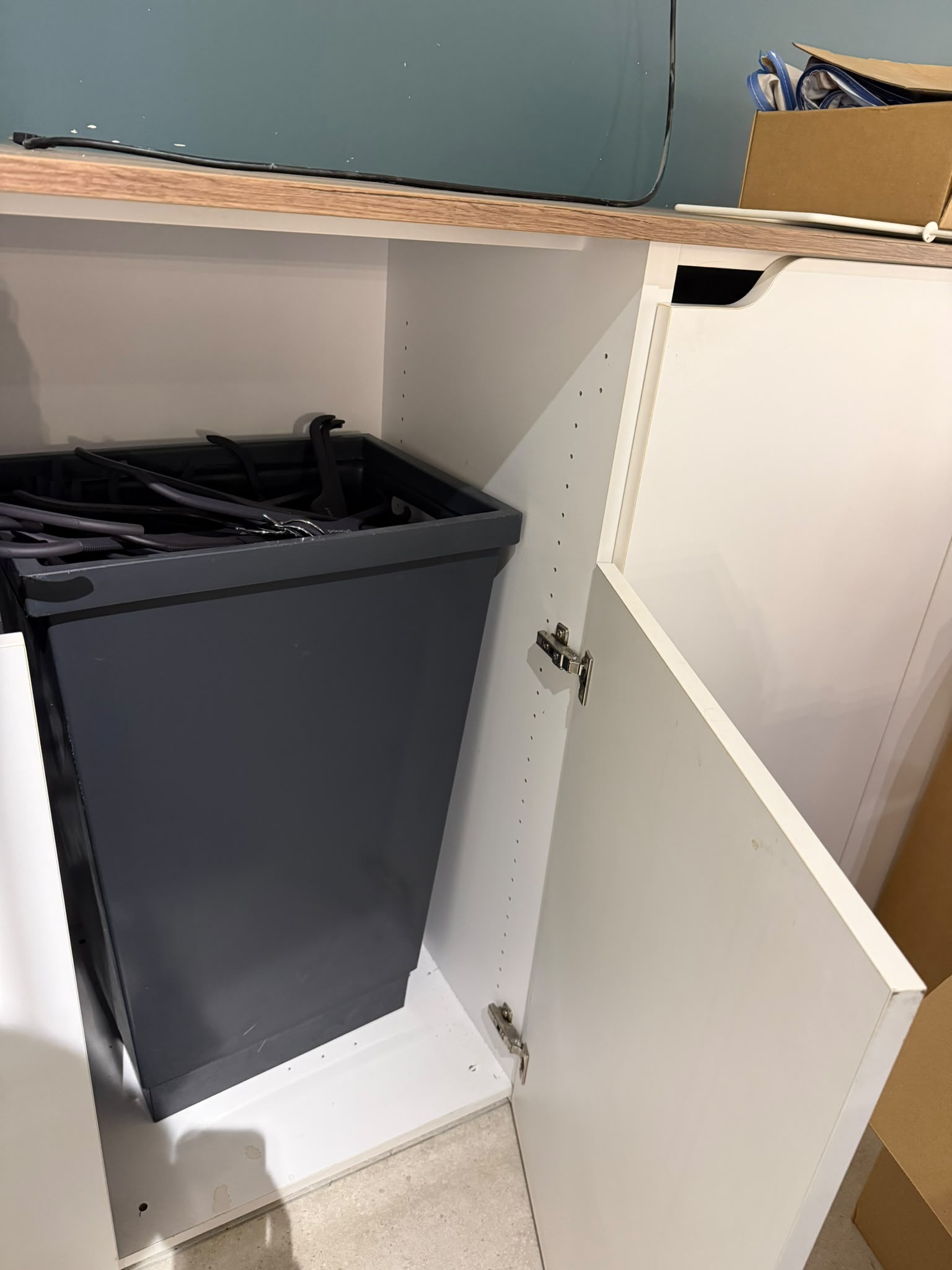 Comptoir de magasin blanc et bois avec module PMR – L3,29 m