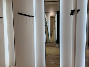 Cabine d’essayage avec miroir LED et patères murales – 100 × 100 × H225 cm