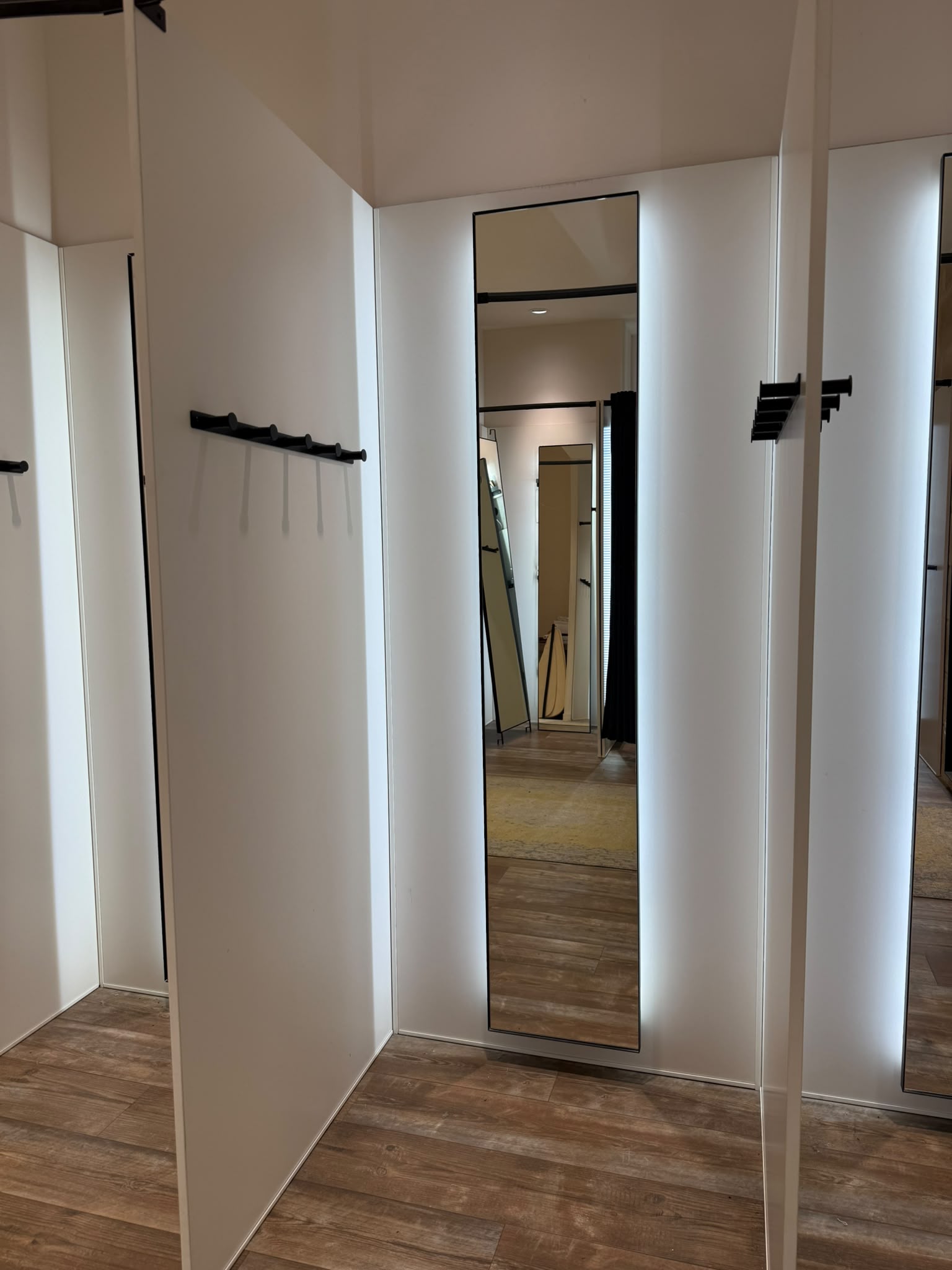 Cabine d’essayage avec miroir LED et patères murales – 100 × 100 × H225 cm