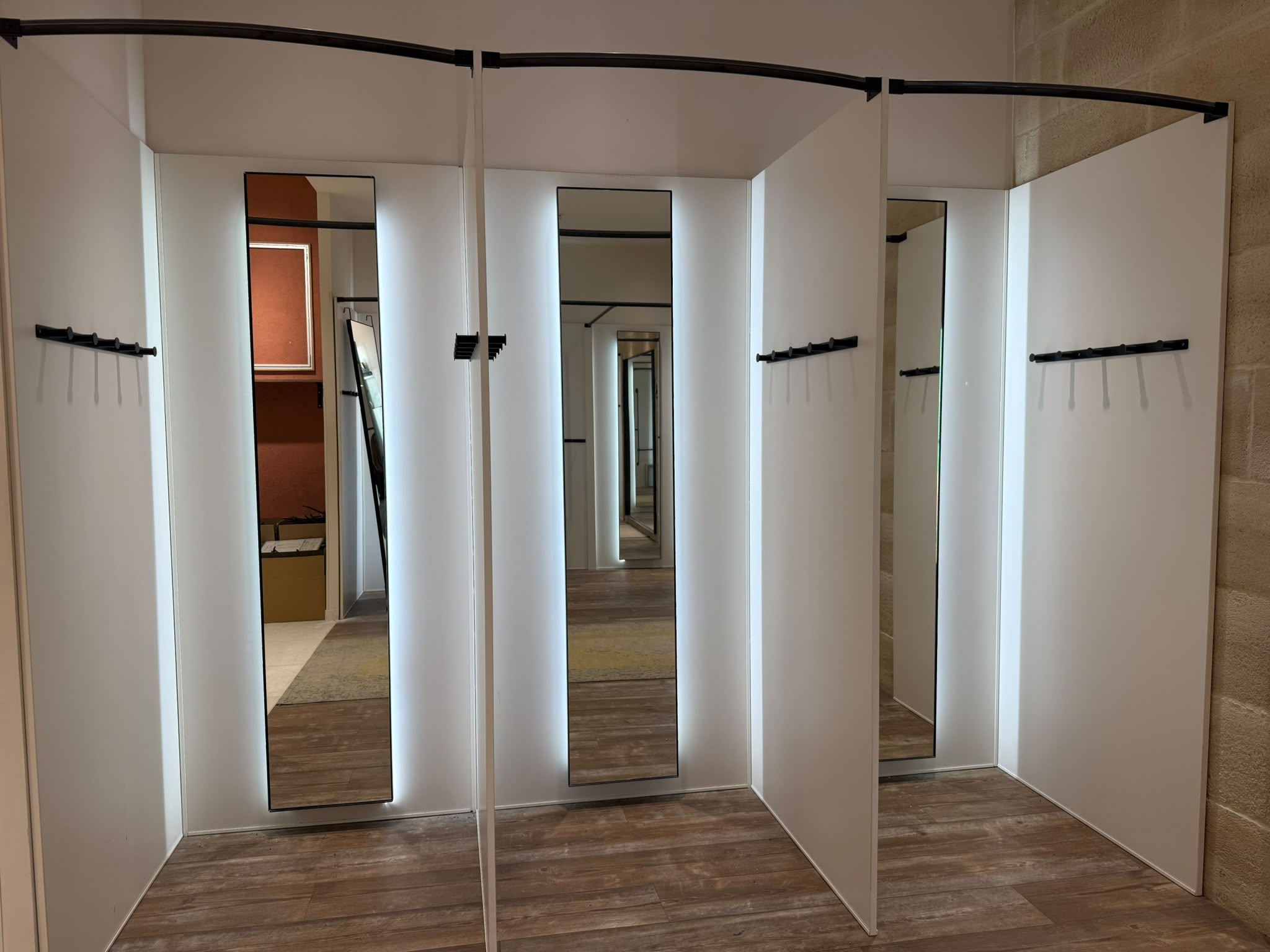 Cabine d’essayage avec miroir LED et patères murales – 100 × 100 × H225 cm