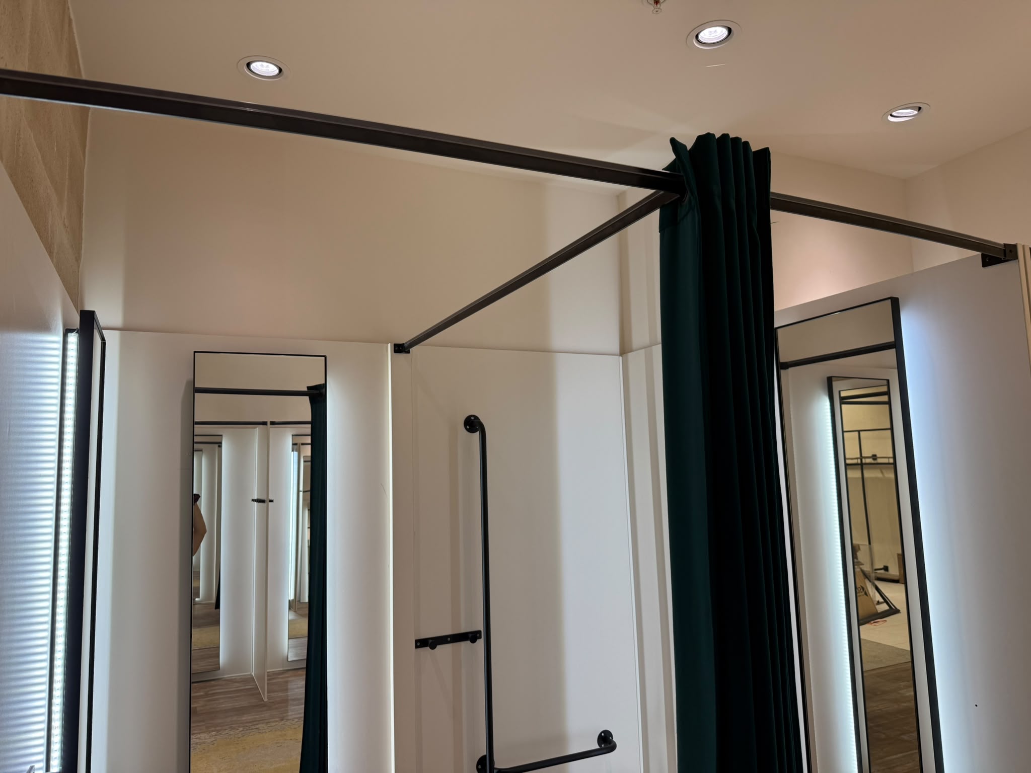 Cabine d’essayage avec miroir LED et patères murales – 100 × 100 × H225 cm