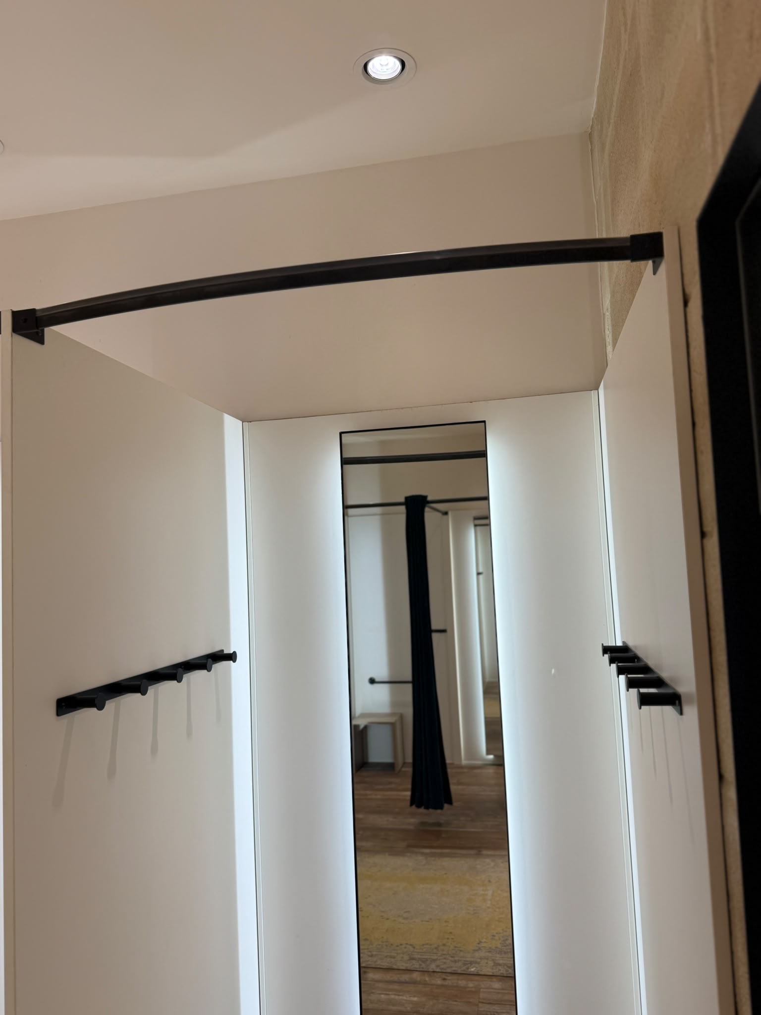 Cabine d’essayage avec miroir LED et patères murales – 100 × 100 × H225 cm