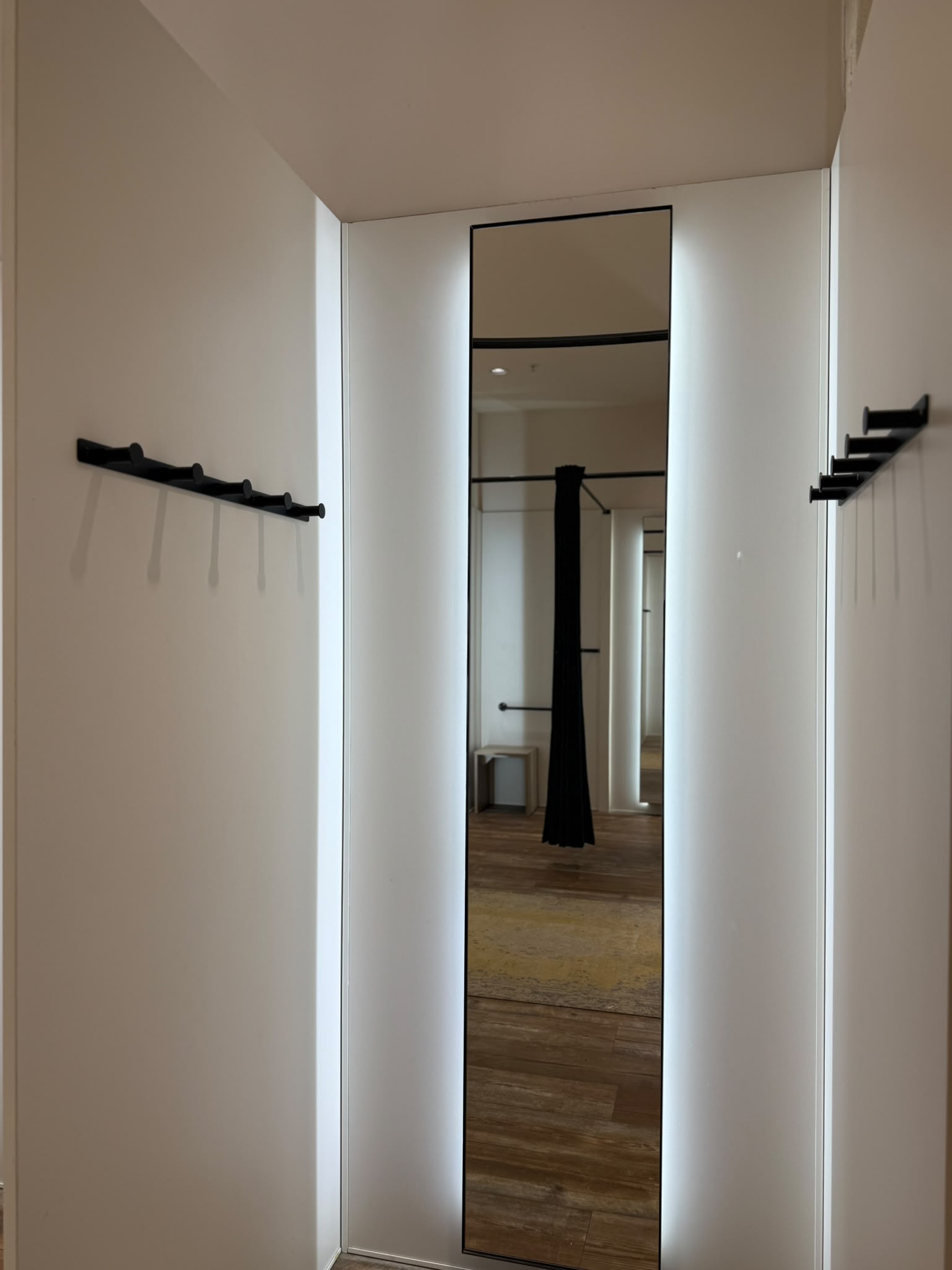 Cabine d’essayage avec miroir LED et patères murales – 100 × 100 × H225 cm