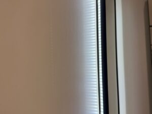Cabine d’essayage avec miroir LED et patères murales – 100 × 100 × H225 cm
