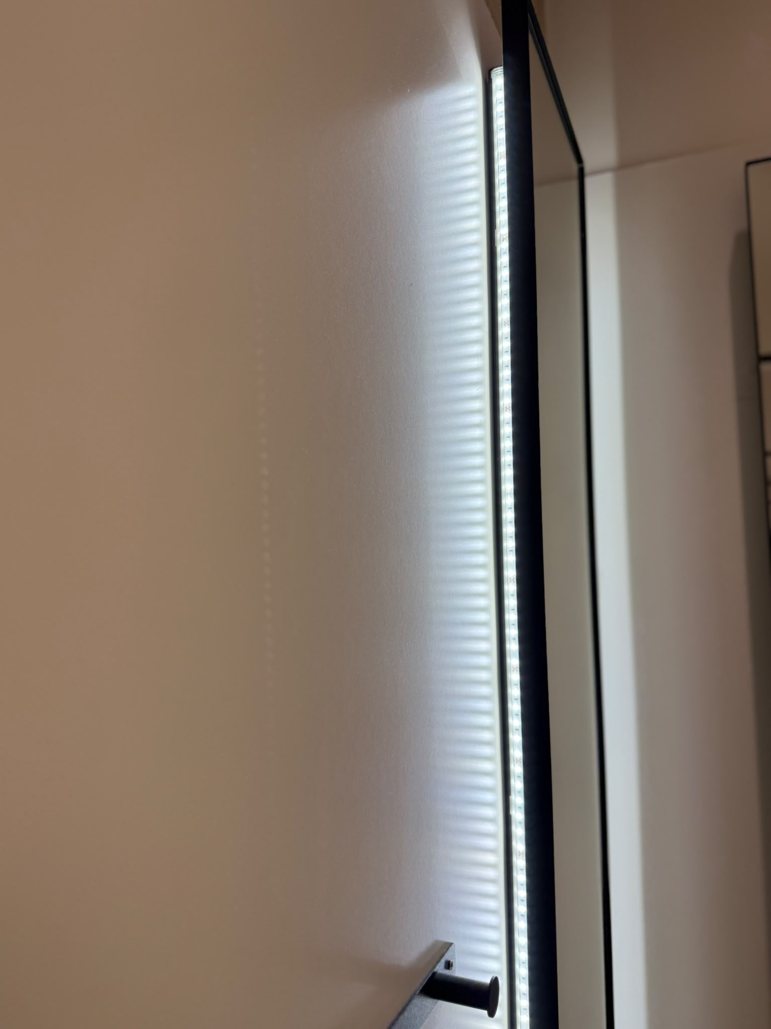 Cabine d’essayage avec miroir LED et patères murales – 100 × 100 × H225 cm