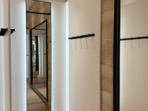 Cabine d’essayage avec miroir LED et patères murales – 100 × 100 × H225 cm
