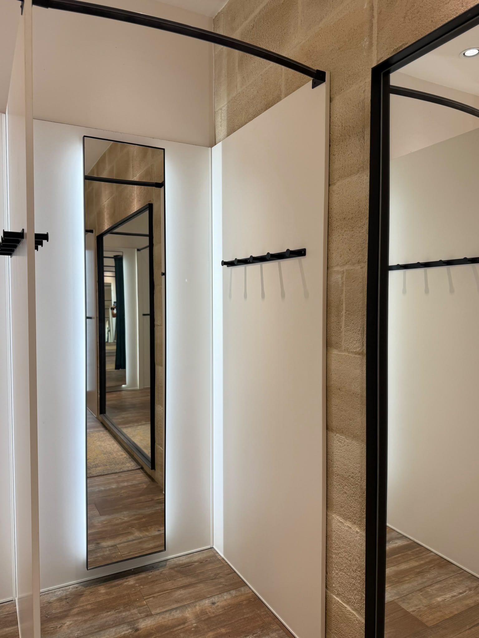 Cabine d’essayage avec miroir LED et patères murales – 100 × 100 × H225 cm