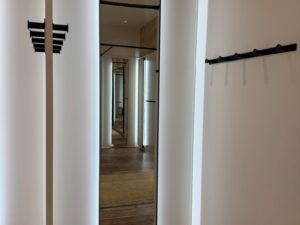 Cabine d’essayage avec miroir LED et patères murales – 100 × 100 × H225 cm